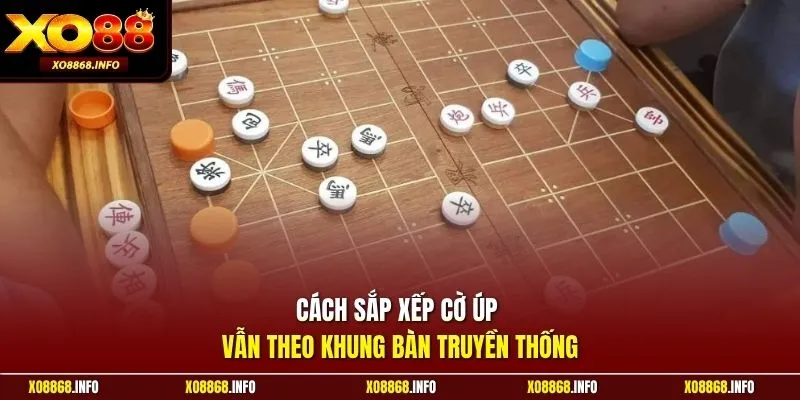 Cách sắp xếp cờ úp vẫn theo khung bàn truyền thống